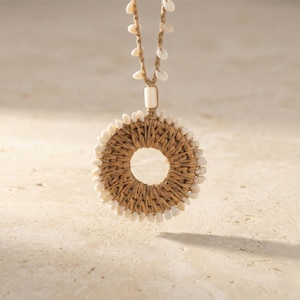 Collana lunga in rattan con ciondolo in madreperla, stile boho