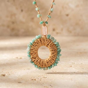 Collar boho con piedras verdes de amazonita natural y colgante circular de ratán trenzado, joya artesanal con acabado de macramé.