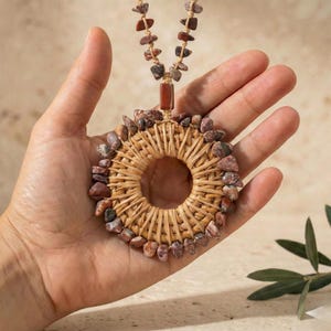 Collar boho largo de jaspe leopardo con colgante de ratán y detalle de macramé
