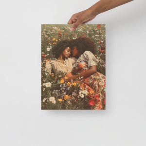 Arte de pared vintage de pareja de lesbianas negras enamoradas / Arte de pared de 13 x 16 pulgadas (30 x 40 cm) / Arte de pared de pareja negra con motivos florales inspirados en los años 70 / PÓSTER SIN MARCO