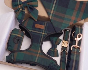 Conjunto de arnés para perro personalizado con estampado de tartán verde, collar grabado a medida con pajarita, chaleco antitirones para cachorros, correa y caja para bolsas de excrementos. Regalo ideal para mascotas en Navidad.