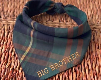 Bandana per cani ricamata "Big Brother" a quadri - Sciarpa personalizzata per animali domestici con motivo scozzese verde per annunciare la gravidanza - Accessorio rustico per foto di rivelazione della gravidanza