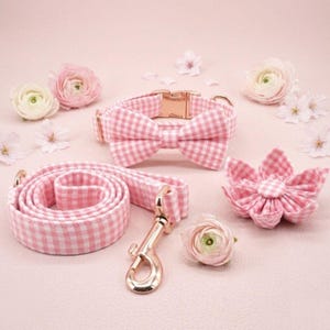 Conjunto de collar y correa para perro de cuadros vichy rosas con lazo y flor extraíbles • Herrajes en oro rosa • Collar para cachorro a cuadros • Accesorios para mascotas en color rosa pastel