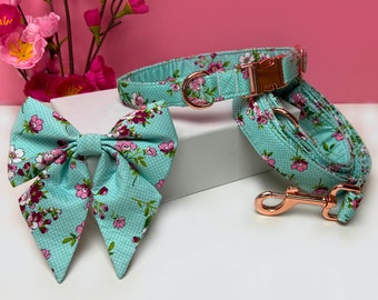 Hundehalsband mit Blumenmuster und Schleife: Individuell gravierte Schnalle