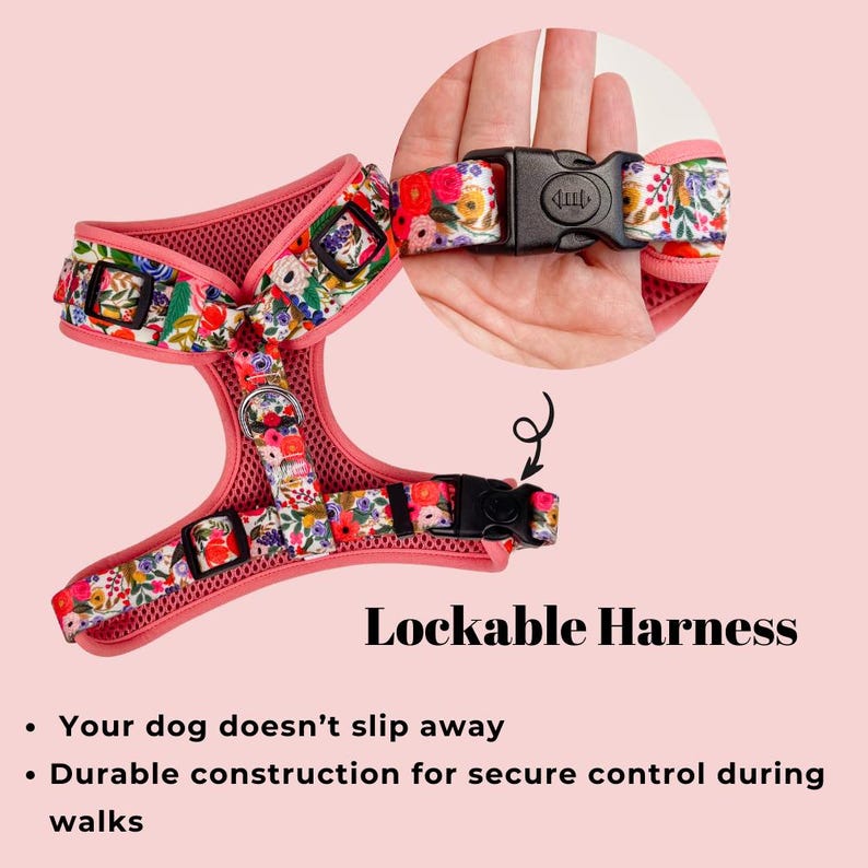 Puede incluir: Un arn&eacute;s rosa para perros con un estampado floral con flores rojas, amarillas y azules. El arn&eacute;s tiene una hebilla negra bloqueable y un dise&ntilde;o de malla. El texto "Lockable Harness" se muestra debajo del arn&eacute;s.