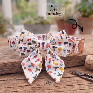 Hondenhalsband met paddenstoelmotief en strik, halsband met gepersonaliseerde gravure, hondenstrikje met bosmotief, riem, bandana en poepzakjeshouder, cadeauset.