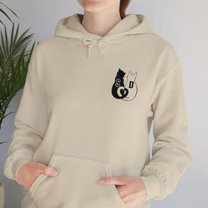Sudadera con capucha personalizada con inicial para pareja / Sudadera a juego para regalar / Sudadera con capucha personalizada para aniversario o San Valentín para él y para ella
