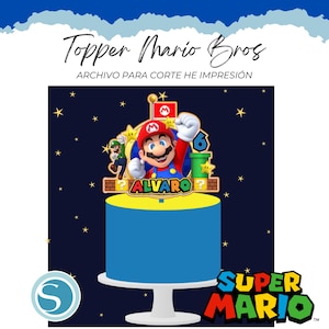 Puede incluir: Un adorno para tarta azul y amarillo con Mario de Super Mario Bros. El adorno incluye el texto "Topper Mario Bros" y "Alvaro?". El logotipo de Super Mario es visible en la esquina inferior derecha.