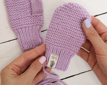 Mitaines en laine mérinos en tricot lilas sur une ficelle pour enfants, gants chauds, cadeaux de nouveau-né, cadeau pour Noël, tailles disponibles.