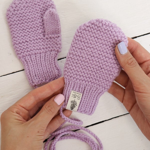 Mitaines en laine mérinos en tricot lilas sur une ficelle pour enfants, gants chauds, cadeaux de nouveau-né, cadeau pour Noël, tailles disponibles.