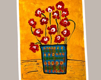 Puede incluir: Una pintura de un ramo de flores rojas con centros blancos en un jarrón con estampado azul y verde sobre un fondo amarillo. Las iniciales del artista "EM" están en la esquina inferior derecha.