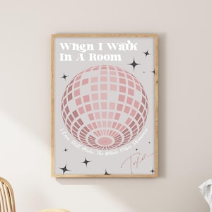 Stampa di Taylor Swift, poster folkloristico con palla specchiata, decorazione da parete per camera da letto per adolescenti, citazione motivazionale, arte di Swiftie, citazione rosa e grigia, merce di Swifty