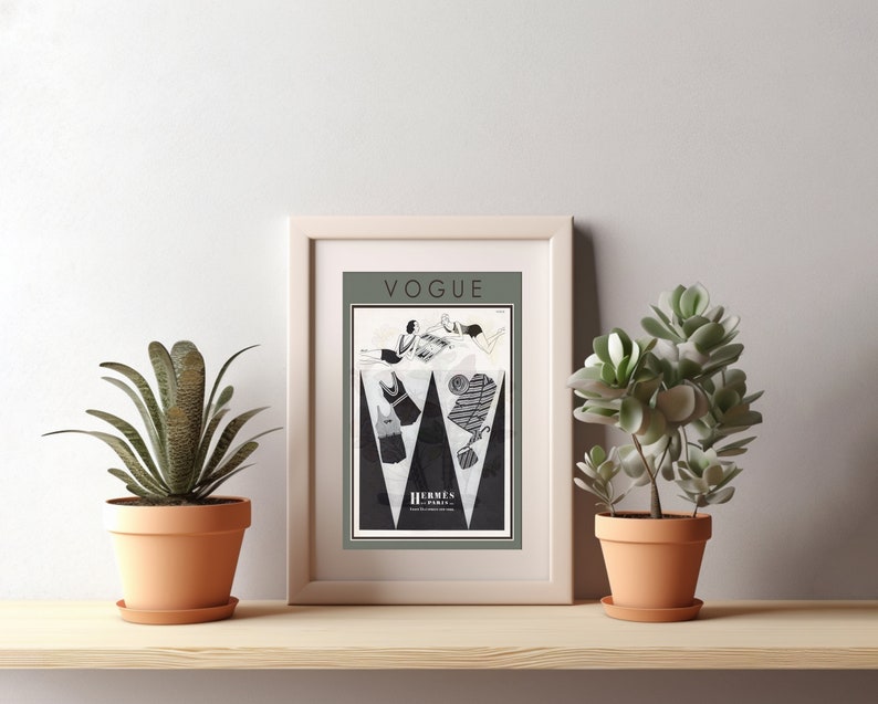 Może przedstawiać: Wydruk w ramie vintage okładki magazynu Vogue z czarno-białą ilustracją kobiet w strojach kąpielowych. Tekst na okładce brzmi "Vogue" i "Herm&egrave;s - Paris".