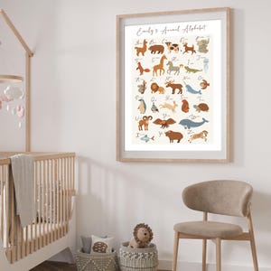 Impresión de pared con alfabeto de animales, arte infantil personalizado, póster infantil de animales, impresiones de nombres neutros, arte de pared con alfabeto para niños, decoración de animales para sala de juegos