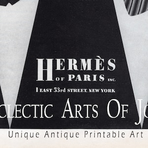 Może przedstawiać: Czarno-białe zdjęcie vintage'owej reklamy firmy Herm&egrave;s of Paris, Inc. z siedzibą przy 1 East 53rd Street, Nowy Jork. Pod nazwą firmy i adresem znajduje się tekst "ECLECTIC ARTS OF JOY". Pod reklamą znajduje się tekst "Unique Antique Printable Art".