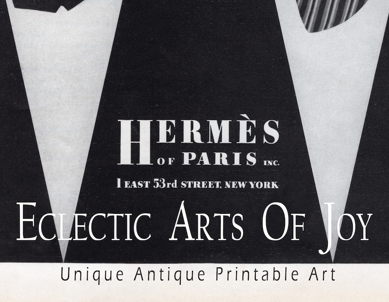 Może przedstawiać: Czarno-białe zdjęcie vintage'owej reklamy firmy Herm&egrave;s of Paris, Inc. z siedzibą przy 1 East 53rd Street, Nowy Jork. Pod nazwą firmy i adresem znajduje się tekst "ECLECTIC ARTS OF JOY". Pod reklamą znajduje się tekst "Unique Antique Printable Art".