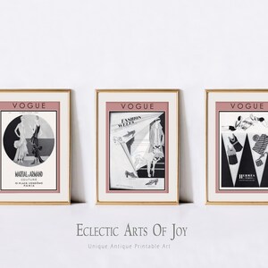 Może przedstawiać: Trzy oprawione w ramki okładki vintage'owych magazyn&oacute;w Vogue z r&oacute;żowym tłem. Okładki przedstawiają czarno-białe ilustracje mody damskiej z lat 20. XX wieku.