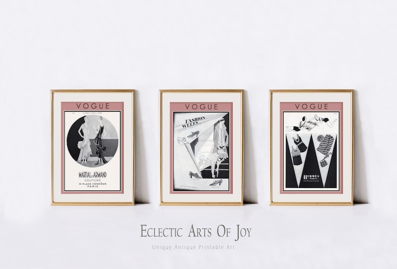 Może przedstawiać: Trzy oprawione w ramki okładki vintage'owych magazyn&oacute;w Vogue z r&oacute;żowym tłem. Okładki przedstawiają czarno-białe ilustracje mody damskiej z lat 20. XX wieku.