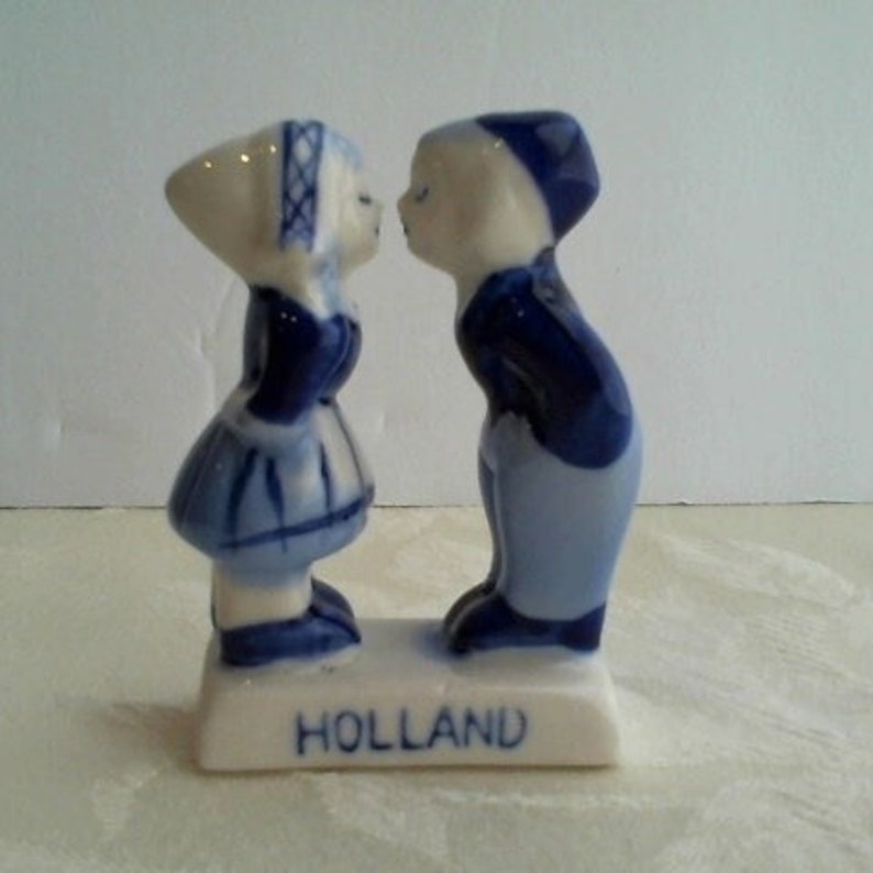 VINTAGE Porcelain Delft Royal Blue Dutch Boy & Girl Kissing Figurine ...
