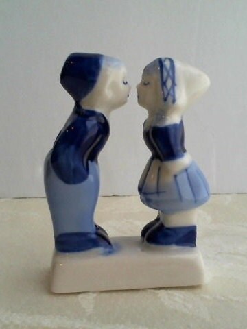 VINTAGE Porcelain Delft Royal Blue Dutch Boy & Girl Kissing Figurine ...