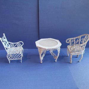 VINTAGE table de maison de poupée miniature en fil de fer blanc et chaises/meubles de maison de poupée/table de jardin féerique, chaises/ensemble de patio de poupée aux détails complexes