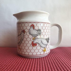 VINTAGE weiße Keramik Takahashi Japan Creamer / schwarzgeflecktes Hühnermotiv vor einem Hühnerdrahthintergrund / Country Farm Decor / seltener Fund