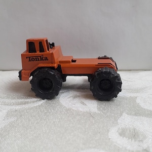 VINTAGE 1992 Toy Tonka Heavy Duty Orange Construction Vehicle Tractor Truck Diecast Metal/China/Display Collectible Vehicle