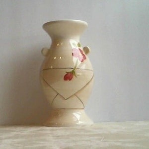 VINTAGE Bath & Body Works 1999 Frühling Limited Edition Vase/Handgefertigte und herzliche Vase/Keramikvase Rosa Blumen, Buchstabe, Umschlagdesign