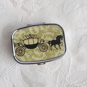Vintage koets en paard twee compartimenten reispillendoos/zilverkleur/groene achtergrondcover/mooie zwarte elegante doos voor paard en wagen