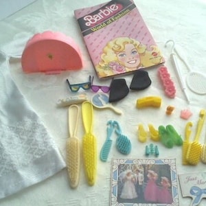 Vintage Barbie Zubehör (Los von 27) / weißes Kleid, Mattel Vanity Top, Modekatalog, Ferngläser, Sonnenbrillen, Aim-Zahnpasta und MEHR / 70er Jahre