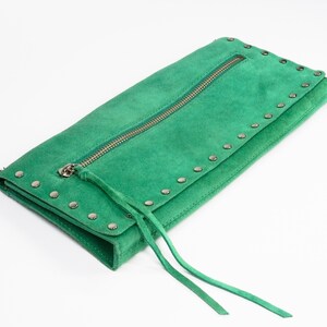 Cartera de ante verde con tachuelas plateadas de Banana Republic: bolso de mano llamativo, colorido, sobre, estilo festivo para fiestas