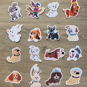 Pu&ograve; includere: Un set di 15 adesivi di cani colorati che rappresentano diverse razze, tra cui dalmata, un terrier, un segugio e un chihuahua. Gli adesivi sono perfetti per aggiungere un tocco di fantasia a laptop, borracce o diari.