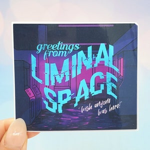 Adesivo Liminal Space - Cartolina retrò, strano, meme, viaggio inquietante
