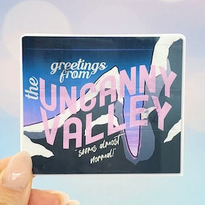 L'adesivo Uncanny Valley - Cartolina retrò, Strano, Meme, Robotica