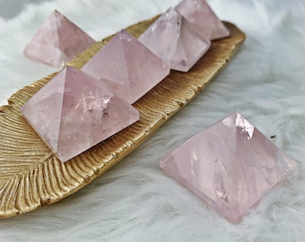 Pirámide de cuarzo rosa (871)