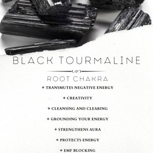 Puede incluir: Primer plano de cristales de turmalina negra sobre un fondo blanco. La imagen incluye texto que dice "BLACK TOURMALINE" y "ROOT CHAKRA". Texto adicional describe las propiedades de los cristales, incluyendo "TRANSMUTES NEGATIVE ENERGY" y "CREATIVITY".