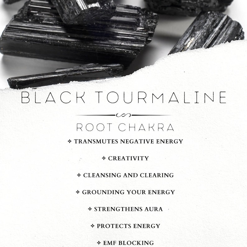 Puede incluir: Primer plano de cristales de turmalina negra sobre un fondo blanco. La imagen incluye texto que dice "BLACK TOURMALINE" y "ROOT CHAKRA". Texto adicional describe las propiedades de los cristales, incluyendo "TRANSMUTES NEGATIVE ENERGY" y "CREATIVITY".