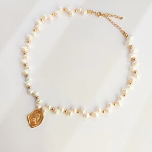 Colar Pearlsilver feito de pérolas verdadeiras | Colar de pérolas de ouro com furo grande | Pingente de abelha rainha | Colar coroa | Colar em camadas