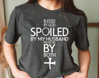 Gesegnet von Gott verwöhnt von meinem Mann beschützt von beiden Unisex T-Shirt / Geschenk für Frau / Glaube Shirt