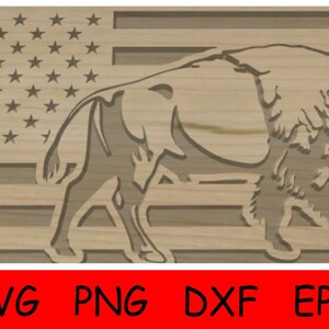 Può includere: Un ritaglio di legno di un bisonte in piedi davanti a una bandiera americana. Il bisonte è in silhouette e la bandiera è composta da stelle e strisce.