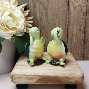Vintage Victoria Ceramics Anthropomorphic Turtle Salt & Pepper Shaker Set with Original Cork Stoppers | Gifts for Turtle Collectors