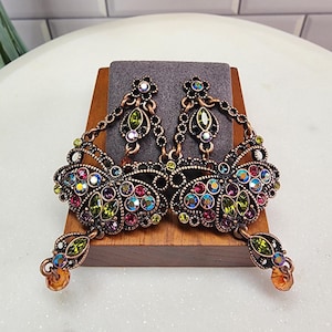 Orecchini vintage firmati Joan Rivers Chandelier con cristalli multicolori in metallo color rame della collezione Classic Set di orecchini forati