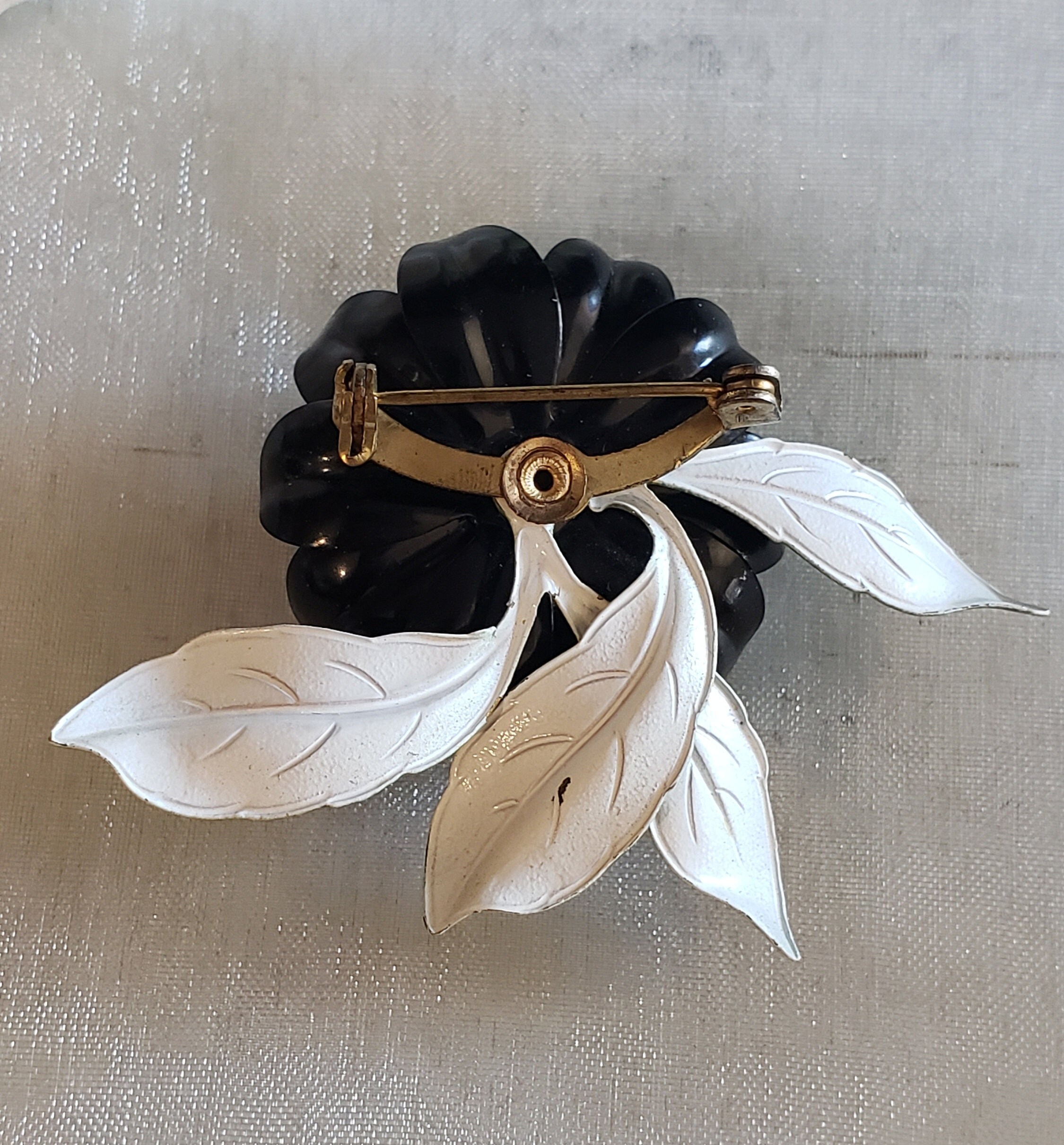 Broche Vintage Florale En Relief Doré Avec émail Noir - Réf. 647 - Occasion En Bon état