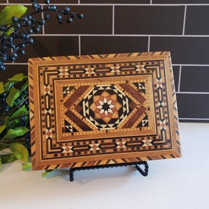 Joyero vintage marroquí con incrustaciones de madera multicolor y forro de terciopelo, hecho a mano, único, con incrustaciones de madera, regalo