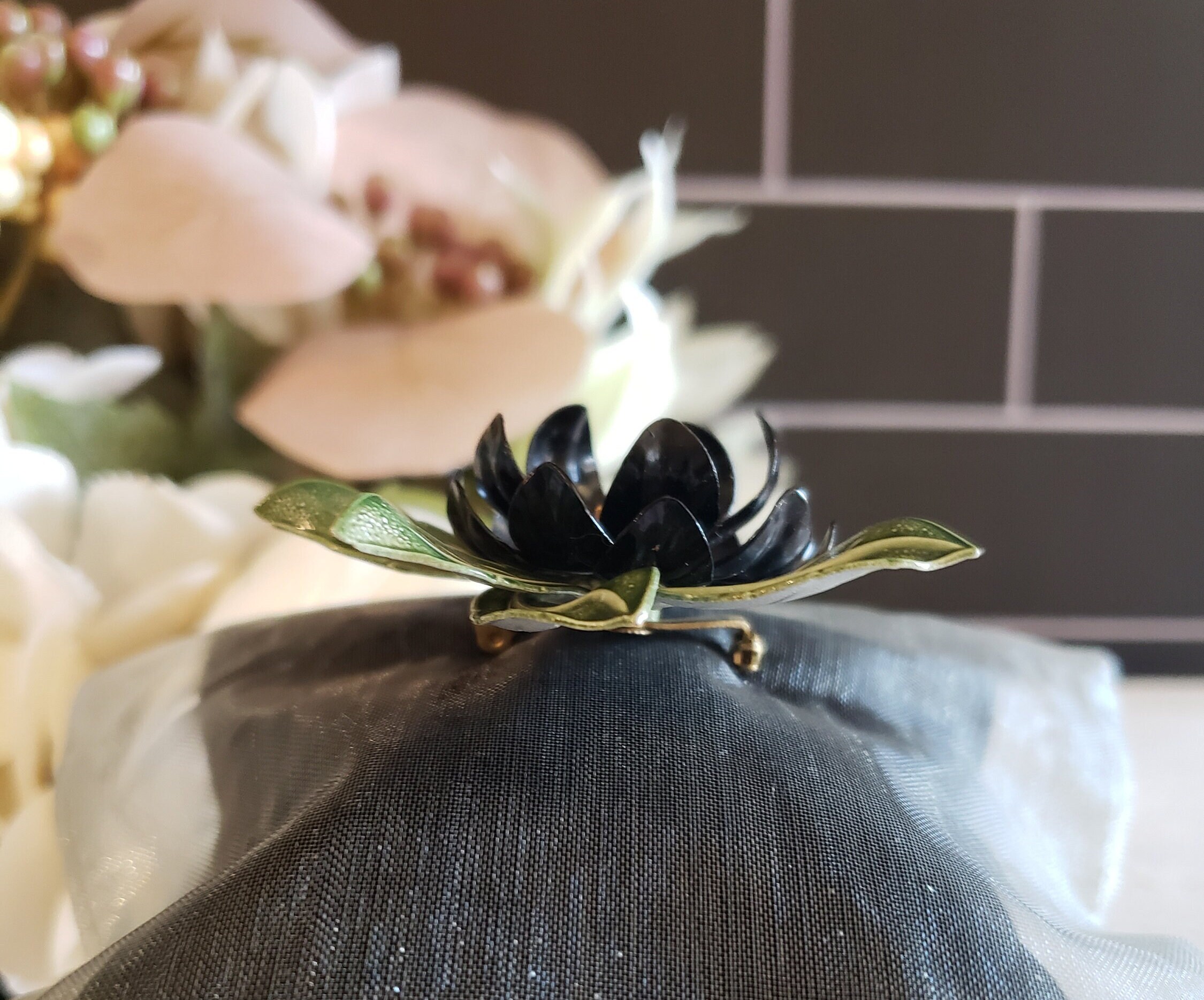 Broche Vintage Florale En Relief - Or émaillé Noir - Modèle 647 - Occasion Bon état