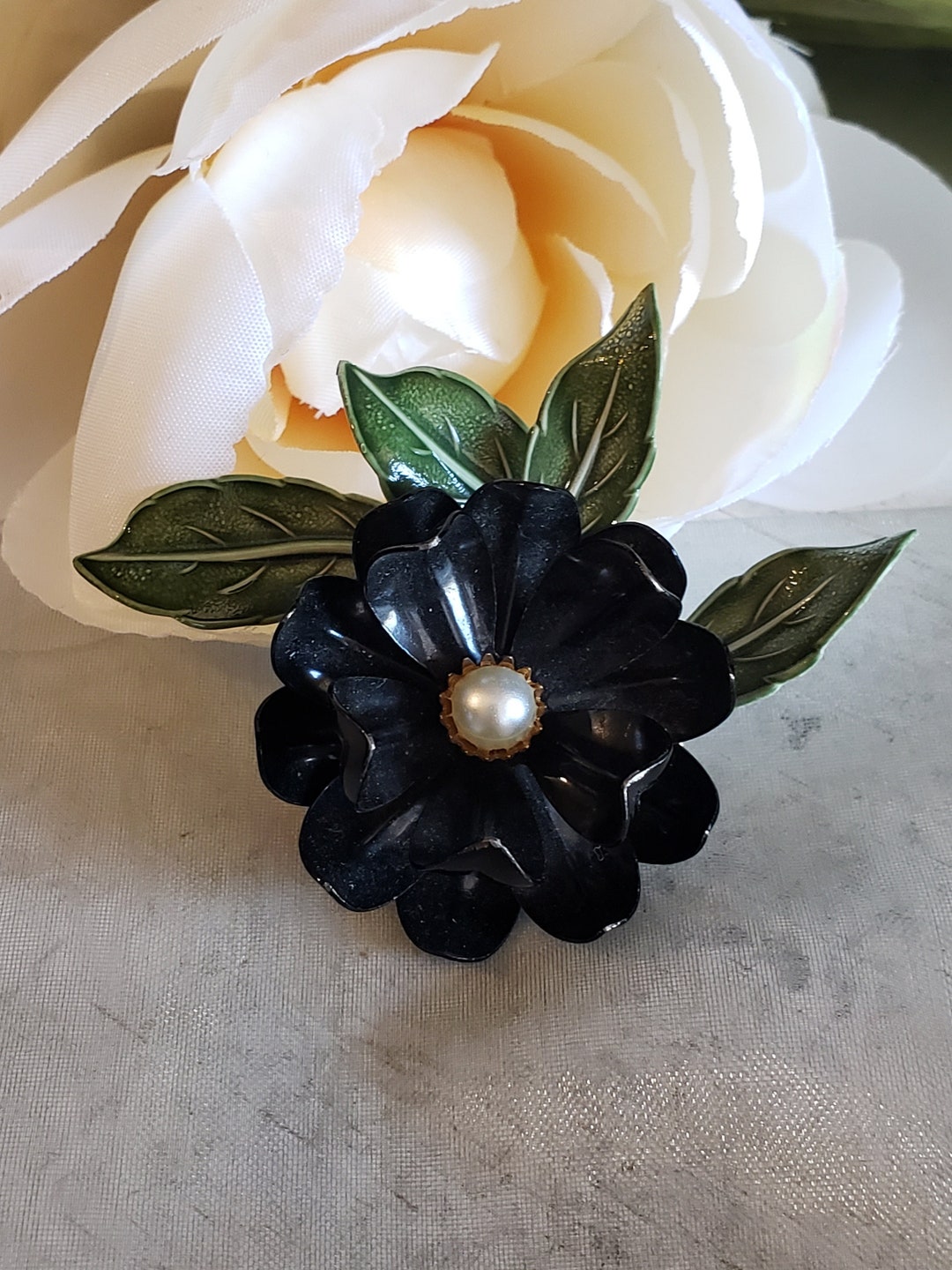 Broche Vintage Florale En Relief Doré Avec émail Noir - Modèle 647 - Déco Ou Bijou