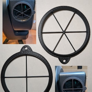 Op de afbeelding: Twee zwarte plastic lenzenafdekkingen voor een laserprojector. De ene afdekking heeft zes spleten en de andere vier.
