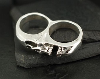 Anillo de calavera de dos dedos en plata de ley 925 / Joyería gótica de motociclista