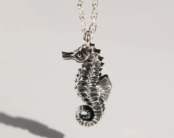 Colgante de caballito de mar / Animal inspirado en el océano / Joyería de plata de ley / Regalo para amantes de la playa / Collar de vida marina