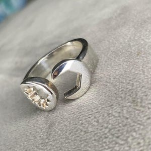 調節可能なレンチリング、ミニマルなハードウェアをイメージしたシルバーのスパナバンドジュエリー